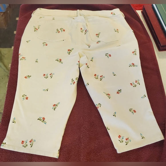 Capri Jeans & Long-Sleeve Sweater Set, (NYDJ & Loft) - Picture 6 of 14